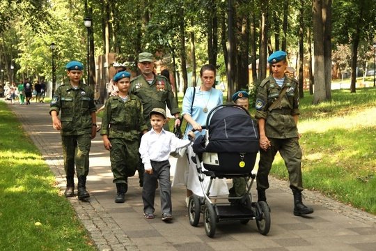 Сегодня передал высокие награды многодетным мамам из Подмосковья 🌷 Этот год наш Президент объявил Годом семьи