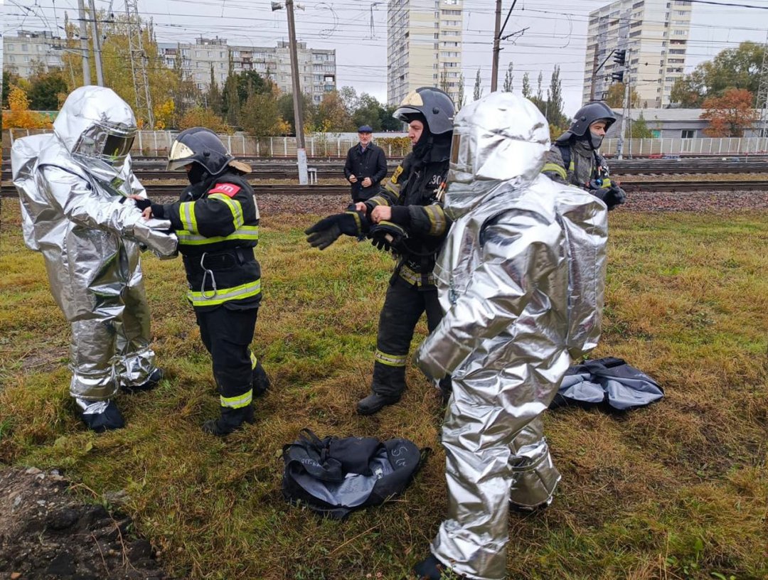 🚉 Условный пожар на железнодорожной станции потушен n n🚒 Вчера огнеборцы 330-й пожарно-спасательной части #Мособлпожспас совместно с коллегами федерального ведомства, сотрудниками гражданской обороны и специалистами нефтебазы провели тренировку по ликвидации последствий производственной аварии на железнодорожной станции